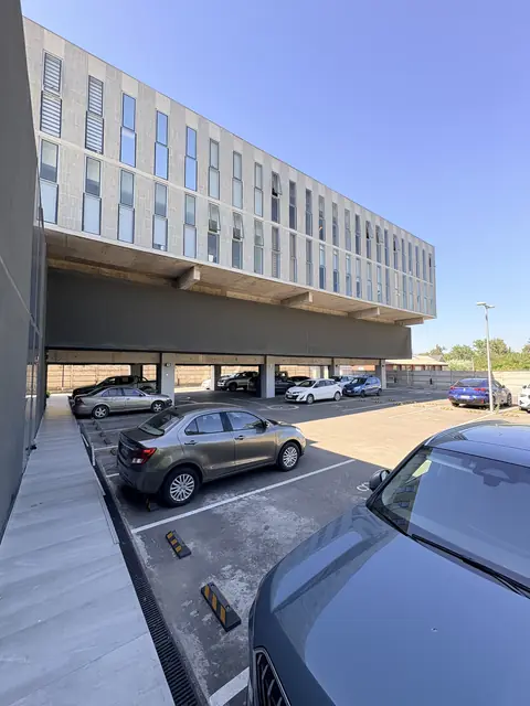 Edificio de oficinas sobre los estacionamientos