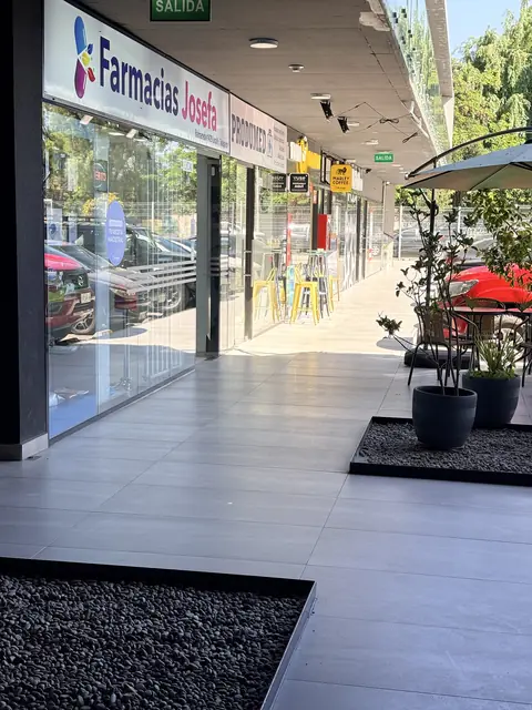 Vitrinas del primer piso del strip center