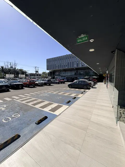 Pasillo exterior de locales con estacionamiento universal