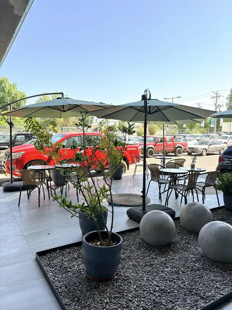 Terraza junto al estacionamiento