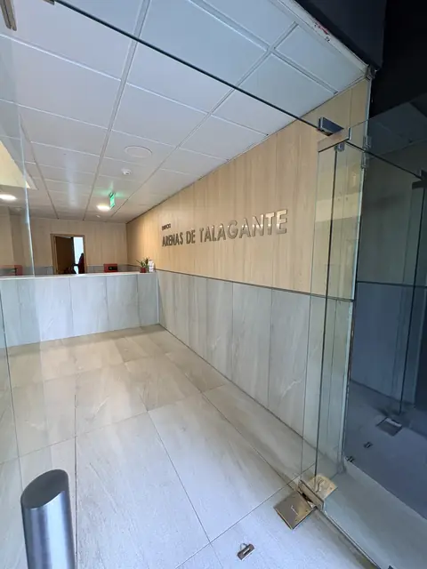 Hall de acceso a las oficinas con recepción