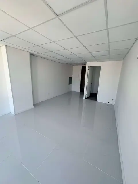 Oficina en blanco lista para habilitar