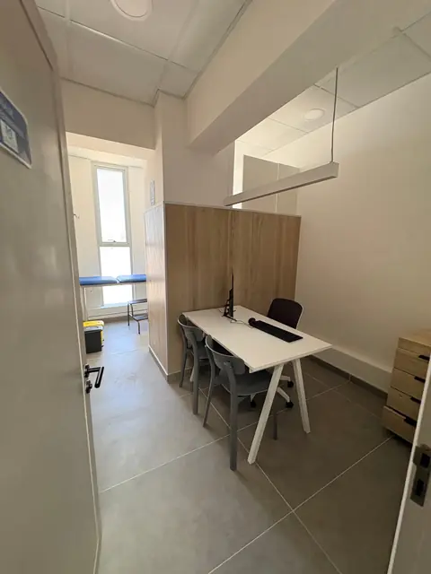 Consulta médica habilitada con escritorio y box
