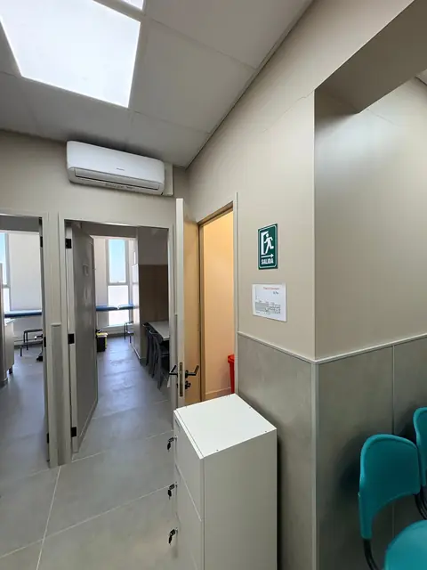 Pasillo interior de un centro de salud habilitado