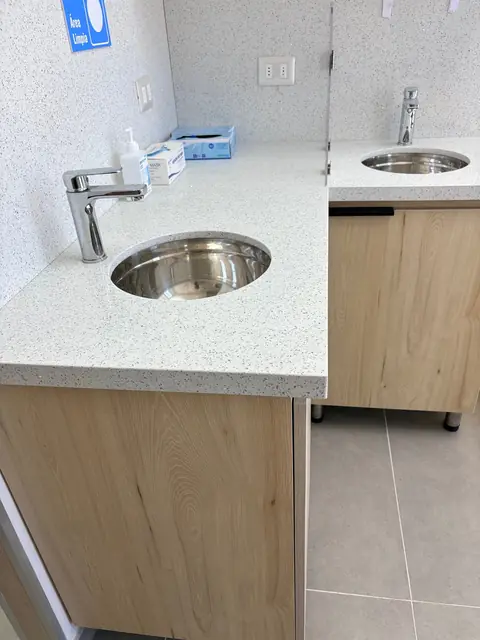 Lavamanos clínico con cubierta de cuarzo